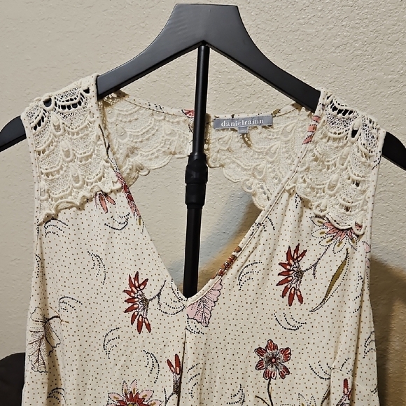 Daniel Rainn Cream Floral Lace Sleeveless Blouse - Picture 2 of 9